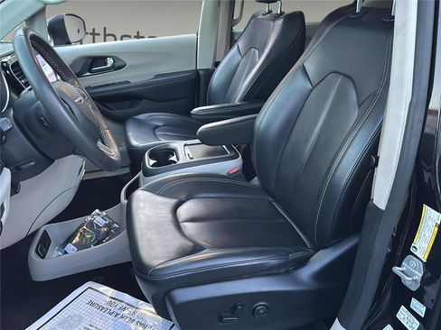 Used 2023 Chrysler Pacifica Touring-L FWD image 13