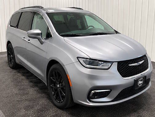 Used 2023 Chrysler Pacifica Touring-L FWD image 2