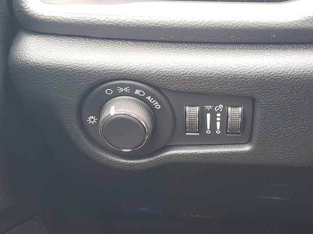 New 2027 Chrysler Pacifica Limited w/ Family Tech Group AWD/4WD image 19
