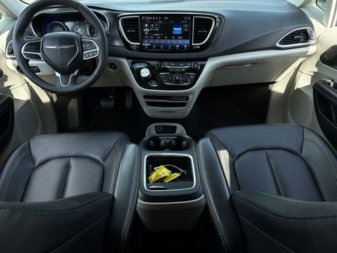 Used 2024 Chrysler Pacifica Touring-L FWD image 18