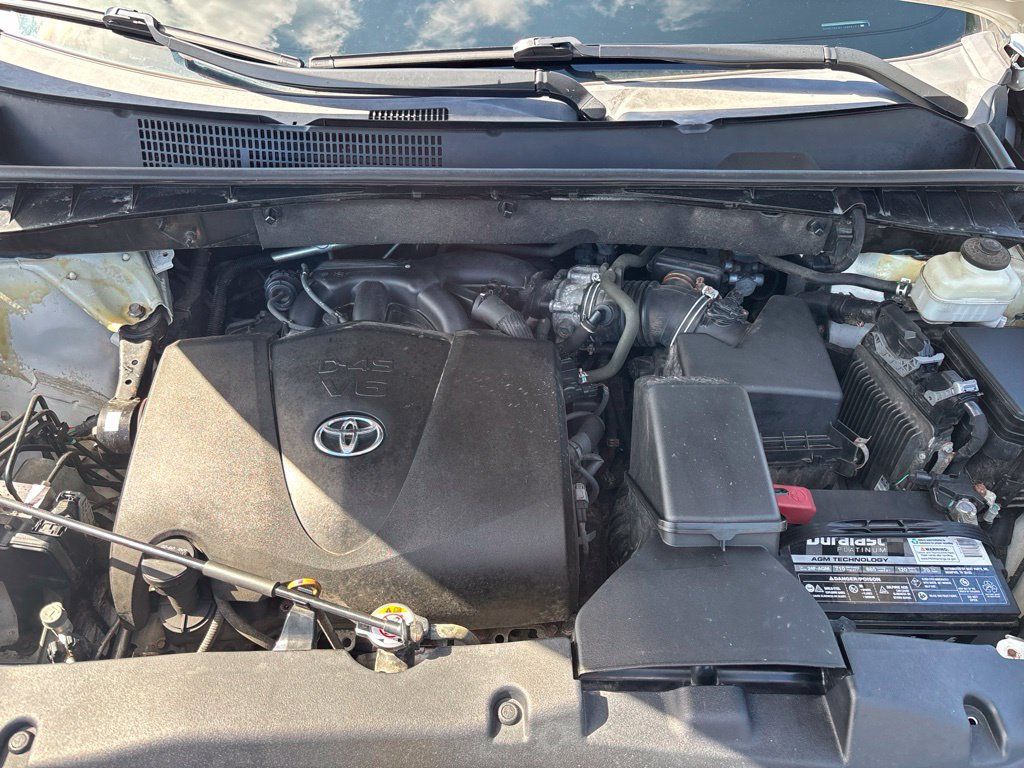 Used 2018 Toyota Highlander Limited Platinum AWD/4WD image 12
