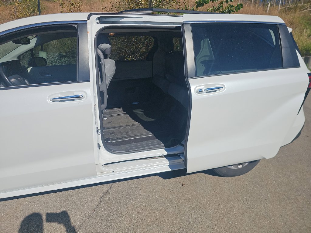 Used 2022 Toyota Sienna XLE AWD/4WD image 12