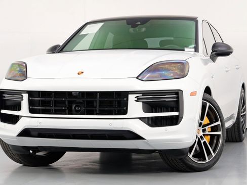 Used 2024 Porsche Cayenne Turbo image 3