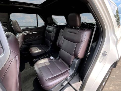 Used 2025 Ford Explorer Platinum RWD image 24
