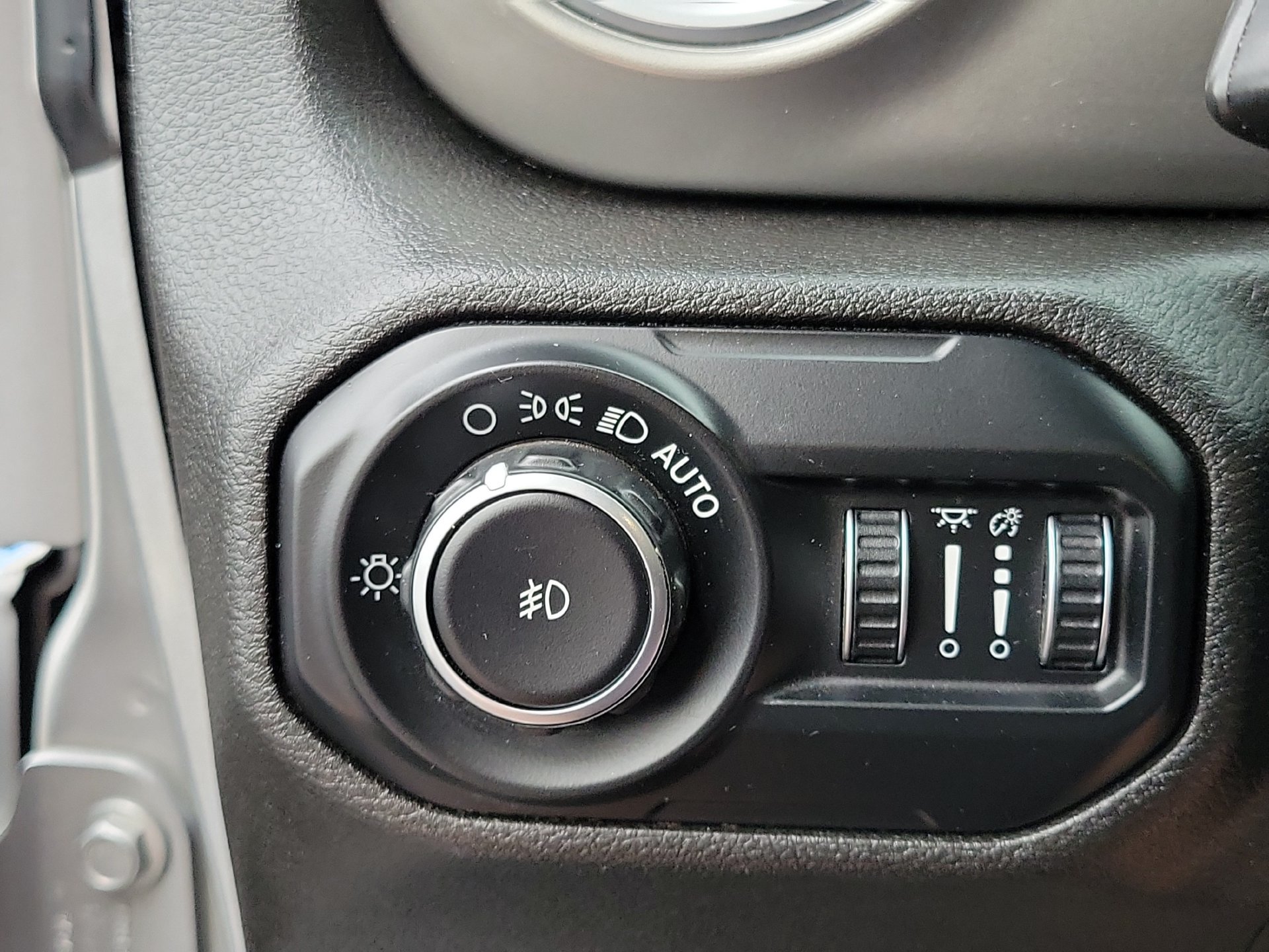 Used 2020 Jeep Wrangler Unlimited Sahara AWD/4WD image 12