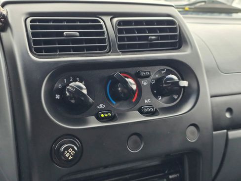 Used 2004 Nissan Frontier S/C AWD/4WD image 30