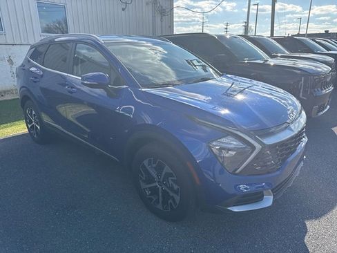 Used 2023 Kia Sportage EX image 3