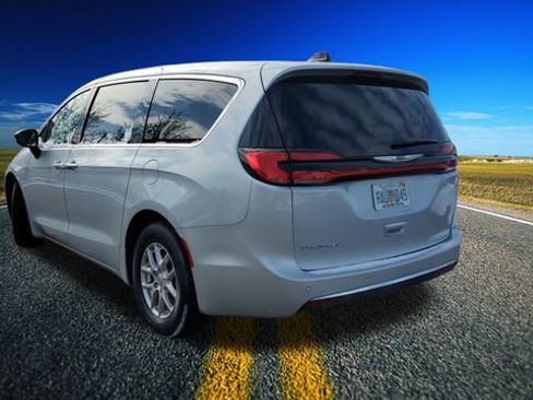 Certified 2024 Chrysler Pacifica Touring-L image 29