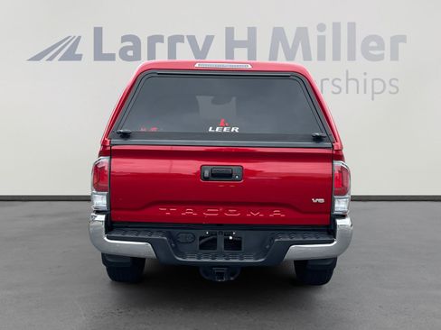 Used 2021 Toyota Tacoma TRD Off-Road AWD/4WD image 4