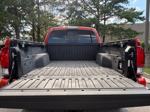 Used 2018 Toyota Tacoma TRD Sport w/ Technology Package AWD/4WD image 16