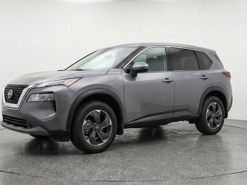 Used 2025 Nissan Rogue SV image 3
