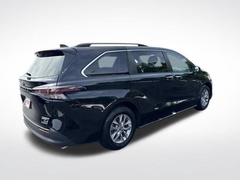 Used 2023 Toyota Sienna XLE FWD image 7