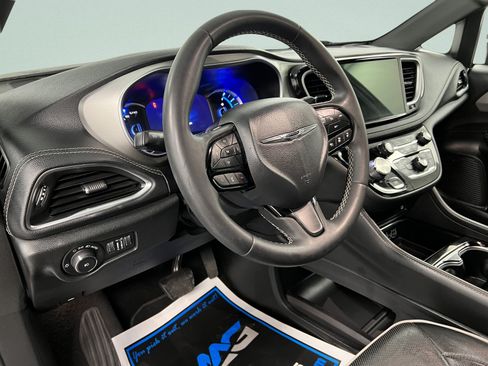 Used 2023 Chrysler Pacifica Limited w/ Uconnect Theater Family Group FWD image 13