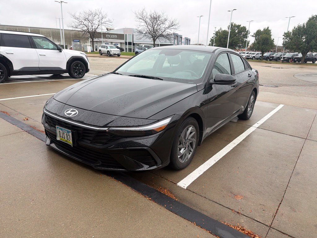 Used 2024 Hyundai Elantra SEL FWD image 2