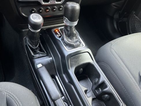 Used 2022 Jeep Wrangler Unlimited Sport image 39