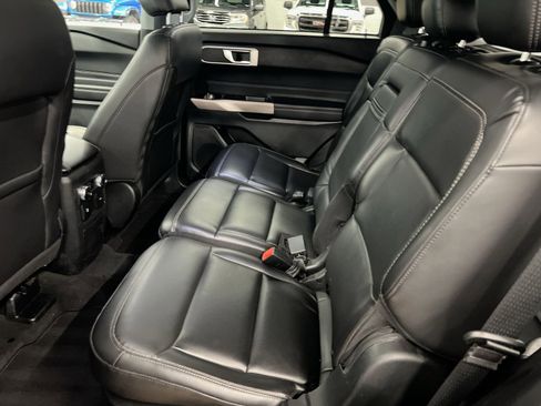 Used 2022 Ford Explorer XLT w/ Equipment Group 202A AWD/4WD image 21