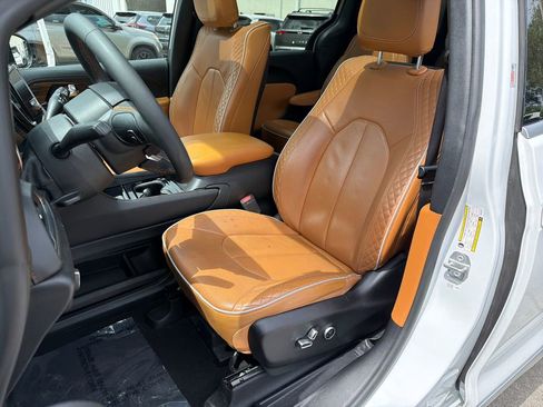 Used 2023 Chrysler Pacifica Pinnacle FWD image 32