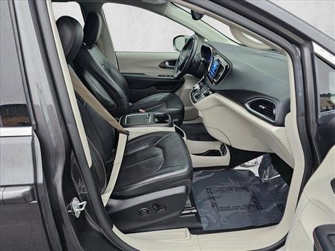 Used 2017 Chrysler Pacifica Touring-L Plus w/ Advanced Safetytec Group image 10