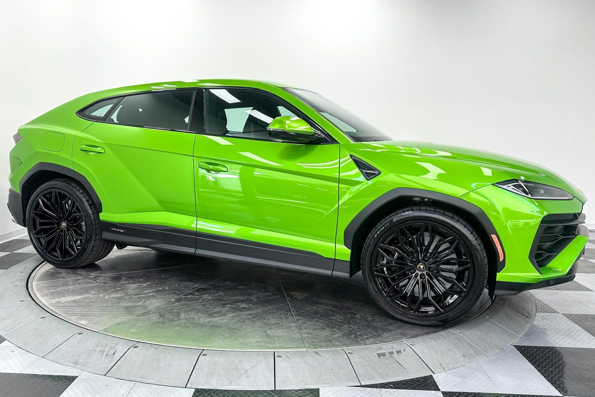 Used 2025 Lamborghini Urus SE AWD/4WD image 35