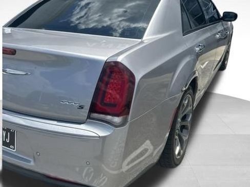Used 2018 Chrysler 300 S w/ 300S Premium Group RWD image 7