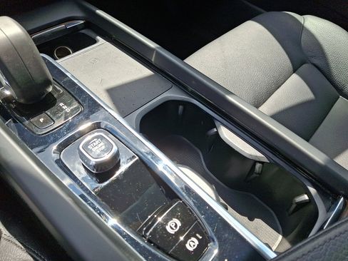 Certified 2022 Volvo XC60 B5 Momentum w/ Climate Package image 23