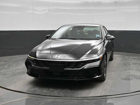 New 2026 Hyundai Elantra Limited FWD image 3