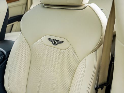 Used 2022 Bentley Bentayga image 30