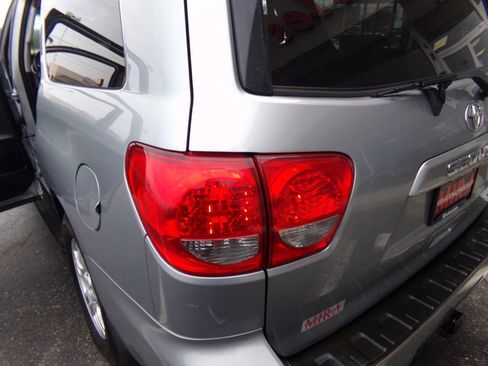Used 2011 Toyota Sequoia SR5 w/ Premium Pkg AWD/4WD image 15