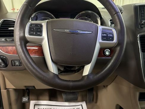 Used 2014 Chrysler Town & Country Touring-L w/ Driver Convenience Group FWD image 11