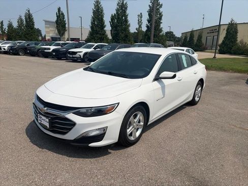 Used 2024 Chevrolet Malibu LS w/ Driver Confidence Package FWD image 2