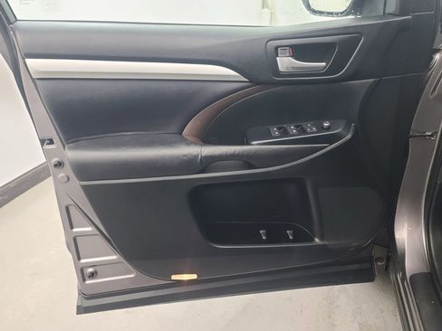 Used 2015 Toyota Highlander XLE FWD image 24