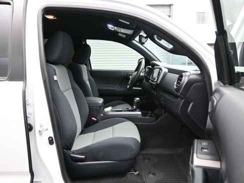 Used 2022 Toyota Tacoma TRD Sport image 12