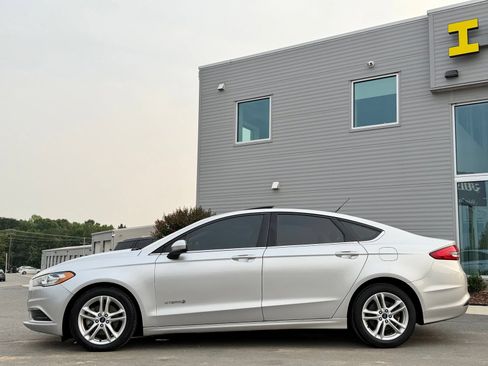 Used 2018 Ford Fusion SE FWD image 12