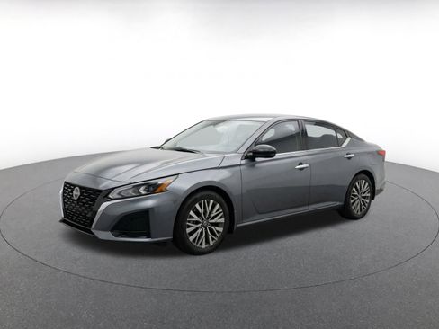 Used 2025 Nissan Altima 2.5 SV FWD image 3