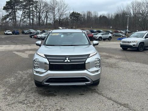 Used 2025 Mitsubishi Outlander SE image 2