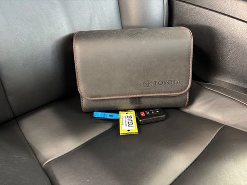 Used 2018 Toyota Highlander XLE AWD/4WD image 34