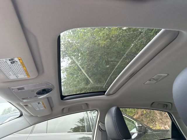 Used 2015 Toyota Prius Four w/ Deluxe Solar Roof Package FWD image 21