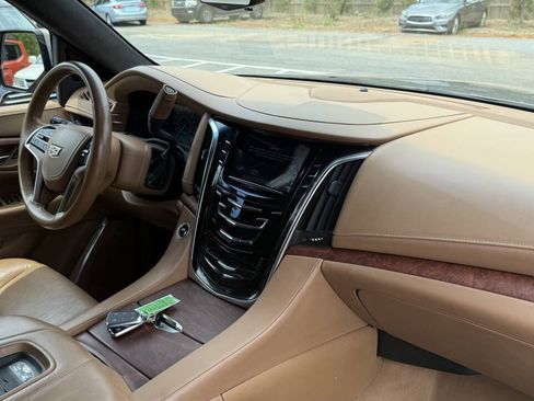 Used 2017 Cadillac Escalade Platinum AWD/4WD image 18