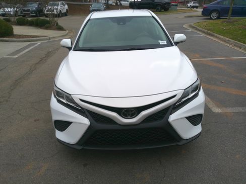 Used 2019 Toyota Camry SE image 3