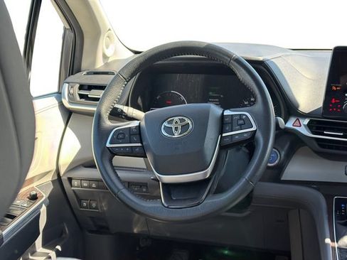 Certified 2022 Toyota Sienna XLE w/ XLE Plus Package FWD image 15