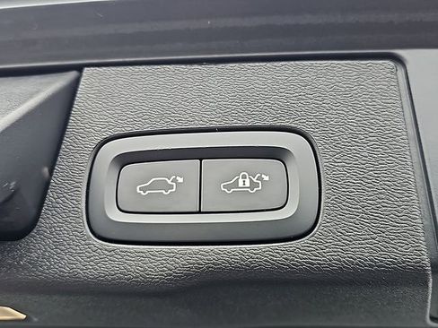 Used 2025 Volvo XC60 B5 Plus w/ Protection Package Premier image 33
