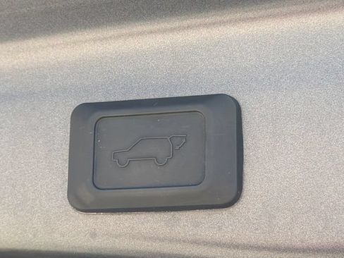 Used 2023 Toyota RAV4 XLE w/ Convenience Package FWD image 11