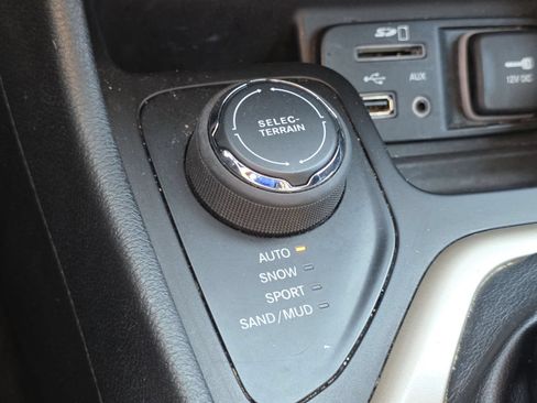 Used 2015 Jeep Cherokee Latitude w/ Comfort/Convenience Group AWD/4WD image 5