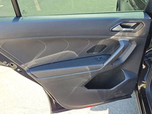 Used 2023 Volkswagen Tiguan SE R-Line image 9