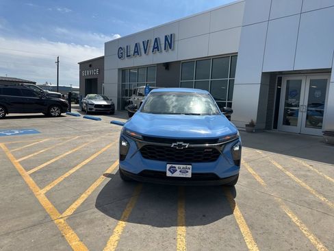 Used 2024 Chevrolet Trax RS w/ Driver Confidence Package FWD image 2