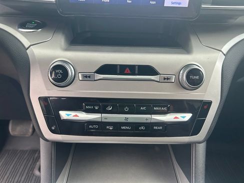 Used 2021 Ford Explorer XLT w/ Equipment Group 202A AWD/4WD image 16