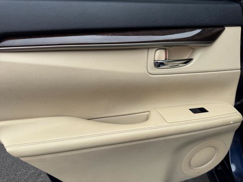 Used 2014 Lexus ES 350 w/ Luxury Package FWD image 26