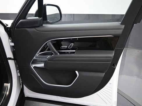 New 2025 Land Rover Range Rover SE image 9