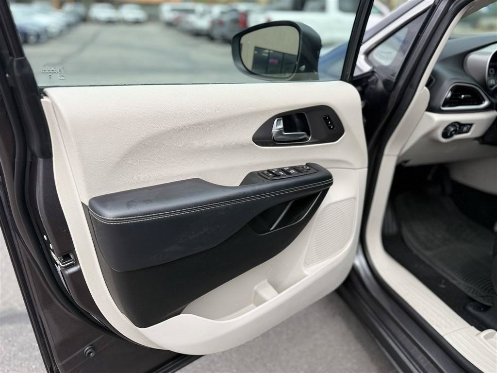 Used 2023 Chrysler Pacifica Touring-L FWD image 11