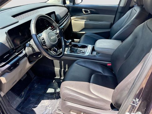 Used 2025 Kia Carnival FWD image 22